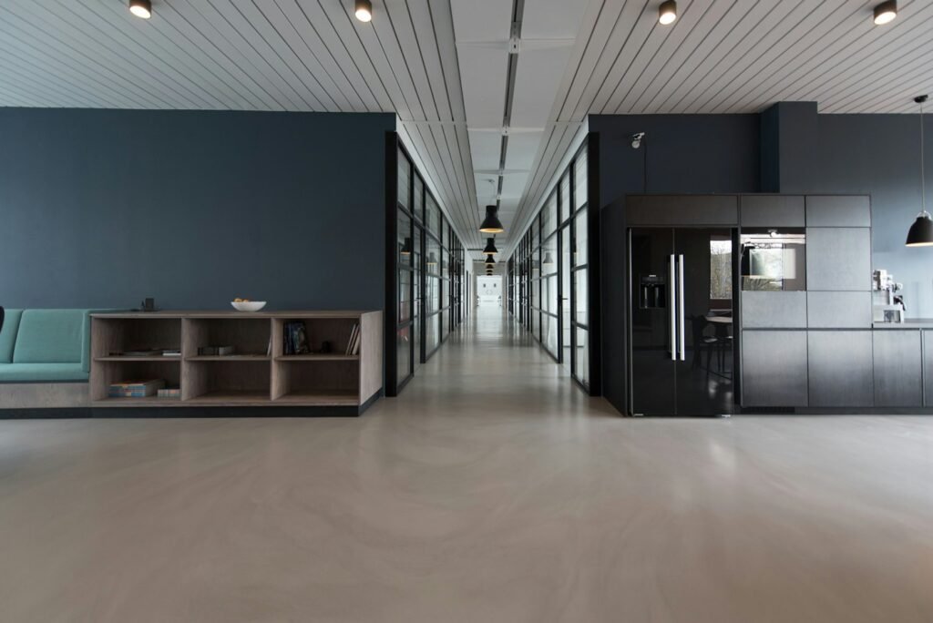 Salle de réunion prête à accueillir le public