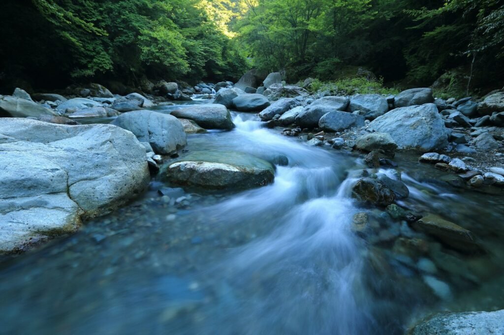 Eau claire d’une rivière de montagne