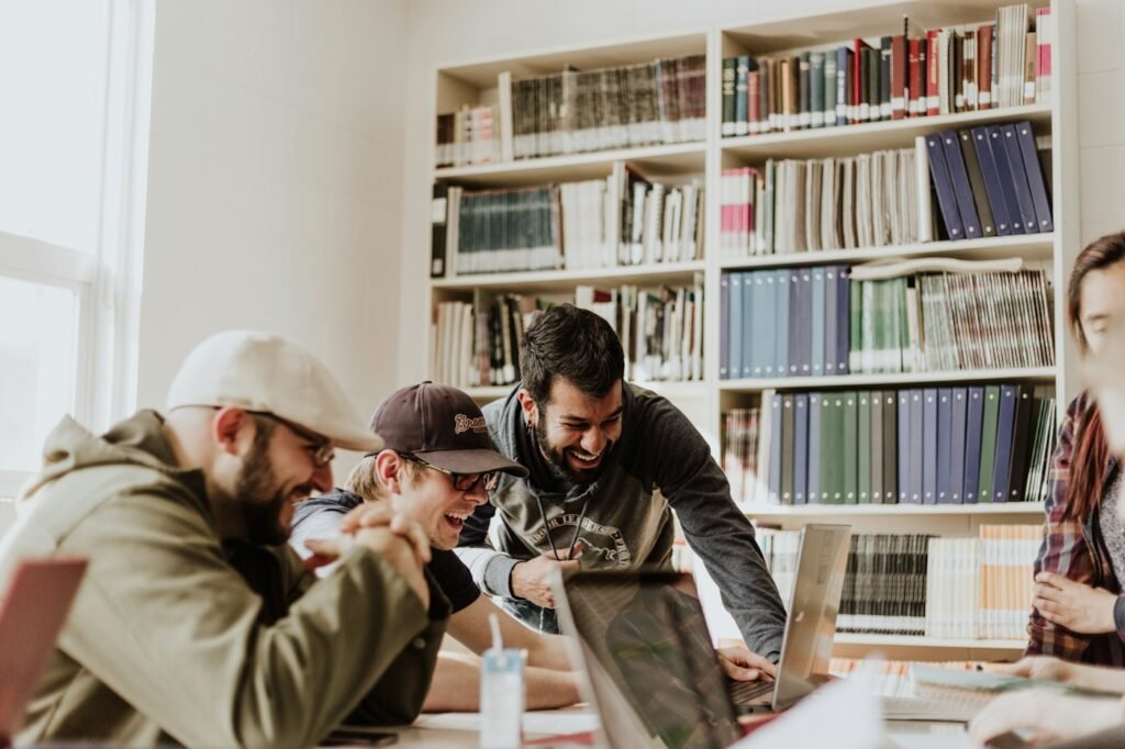 Jeunes en formation autour d’une table