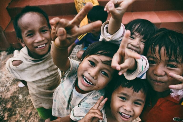 Enfants souriants de la communauté