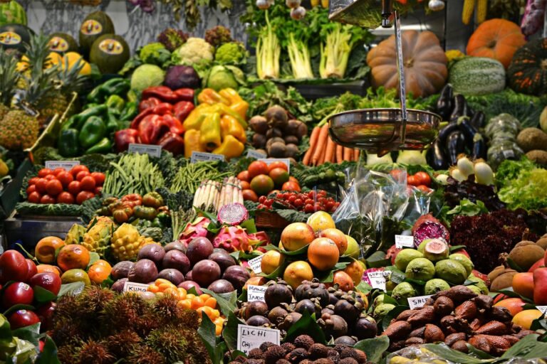 Étal de légumes frais au marché