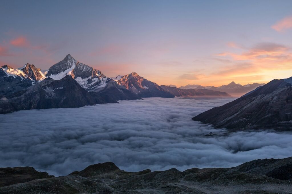 Chaîne de montagnes au lever du jour