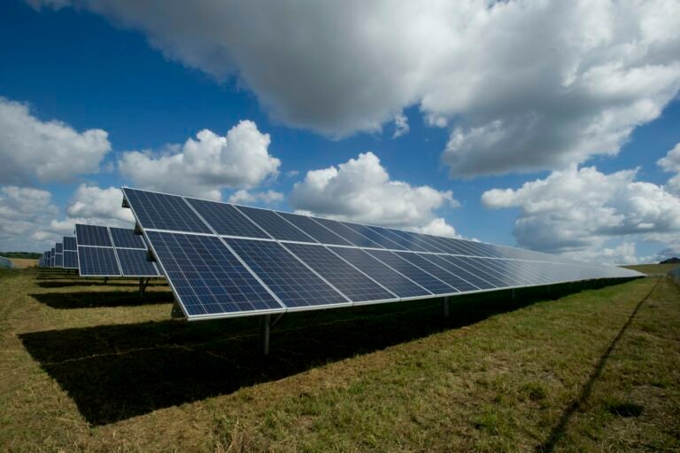 Panneaux solaires sous le soleil